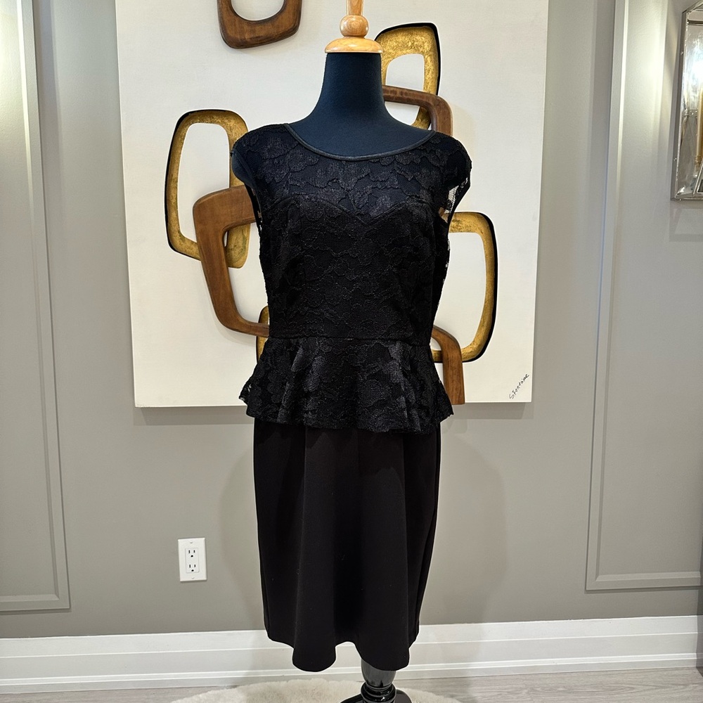 Laura Petite formal Black Lace Midi Dress form fitting lace top cap sleeve sz 14